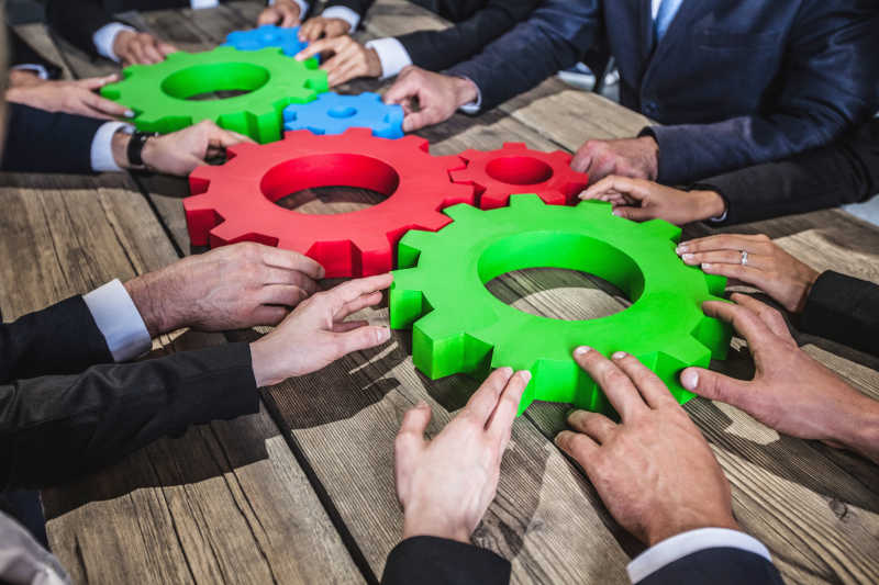 摆动齿轮的生意人