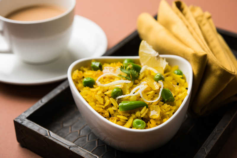 桌上的餐盘里的黄色蛋炒饭和咖啡