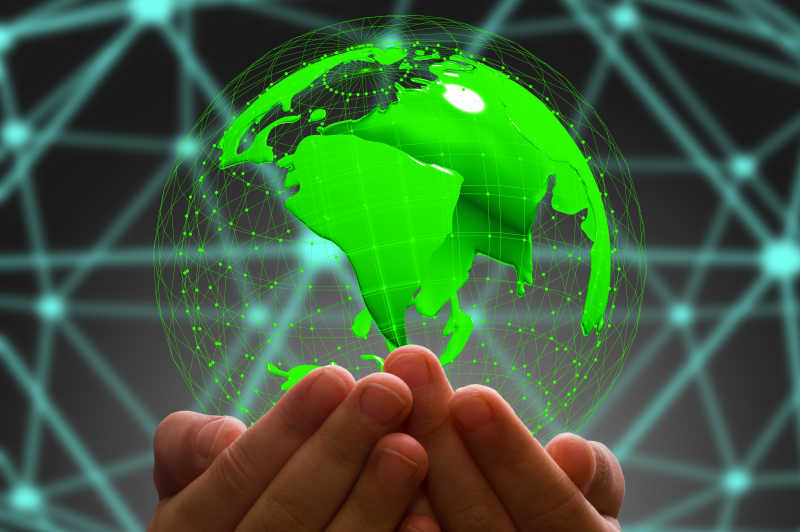 儿童手捧地球仪