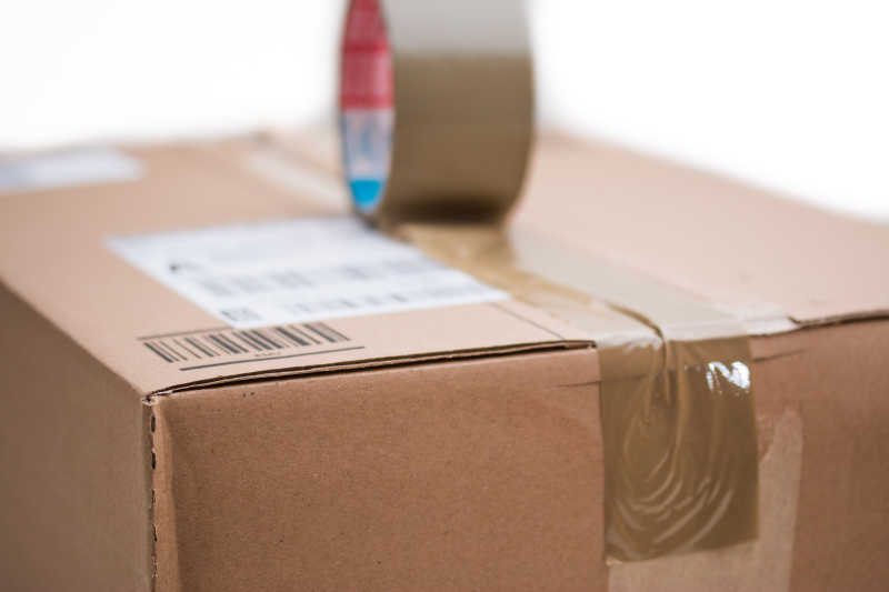 正在封箱的包裹