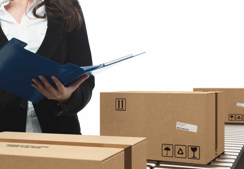 女商人检测包裹