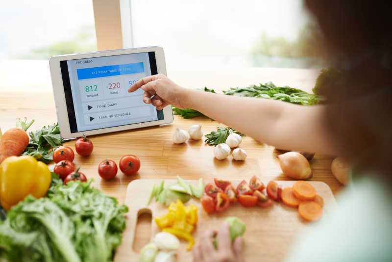 木桌上查看应用程序的女人