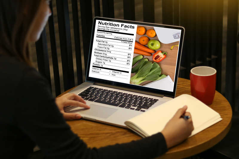 木桌上研究健康饮食的女人