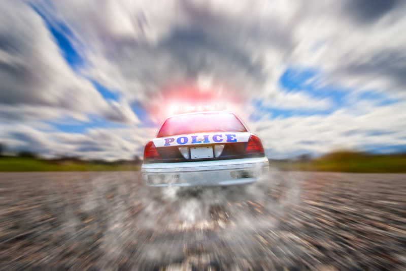 白云下奔驰的警车