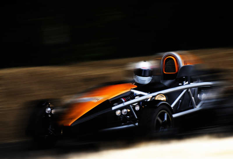 快速行驶的赛车