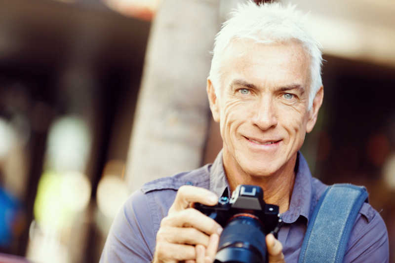 拿着相机的老人