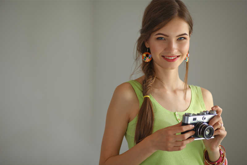 拿着相机的年轻摄影师