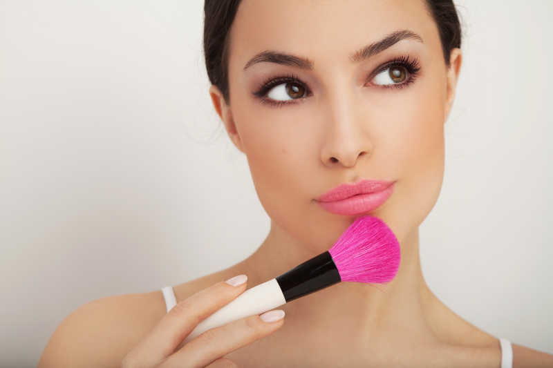 拿着化妆刷的美女写真