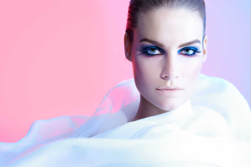 穿着白色缎面围巾的美丽女人