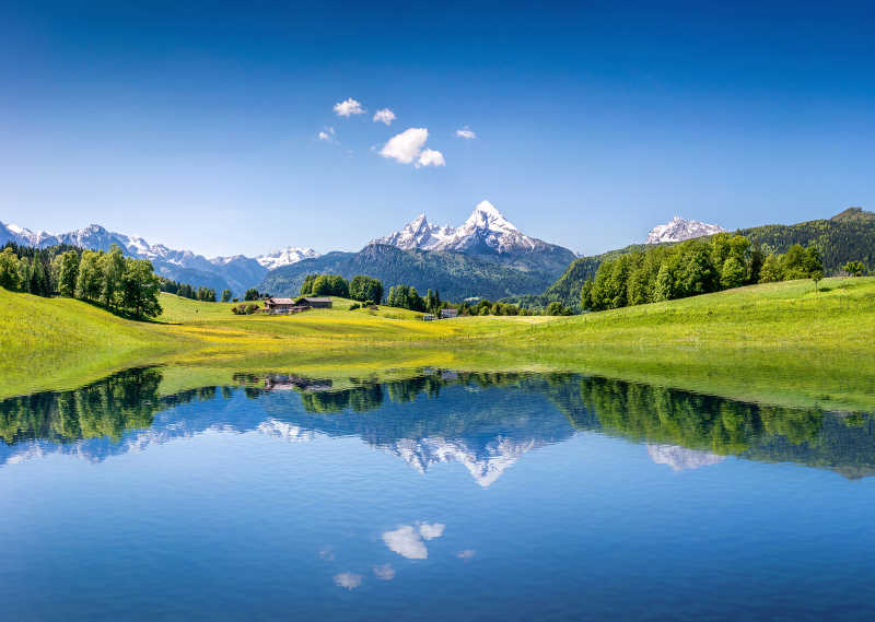 阿尔卑斯山下的湖泊