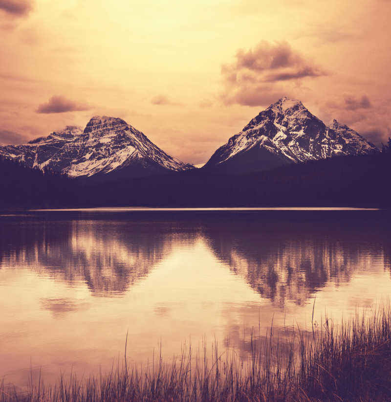 黄昏下的加拿大的山脉