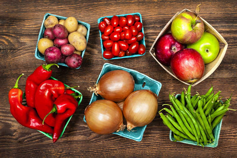 健康的蔬菜有辣椒洋葱豆角土豆番茄和苹果