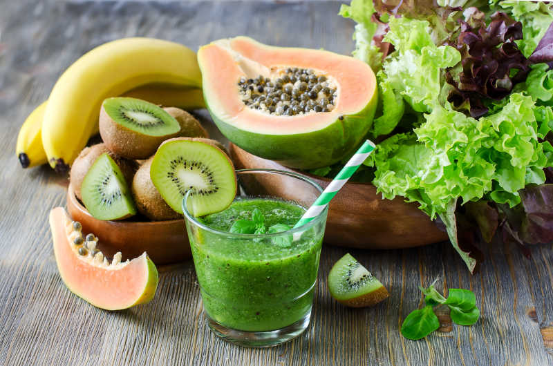 猕猴桃果汁搭配木瓜香蕉及健康有机蔬菜