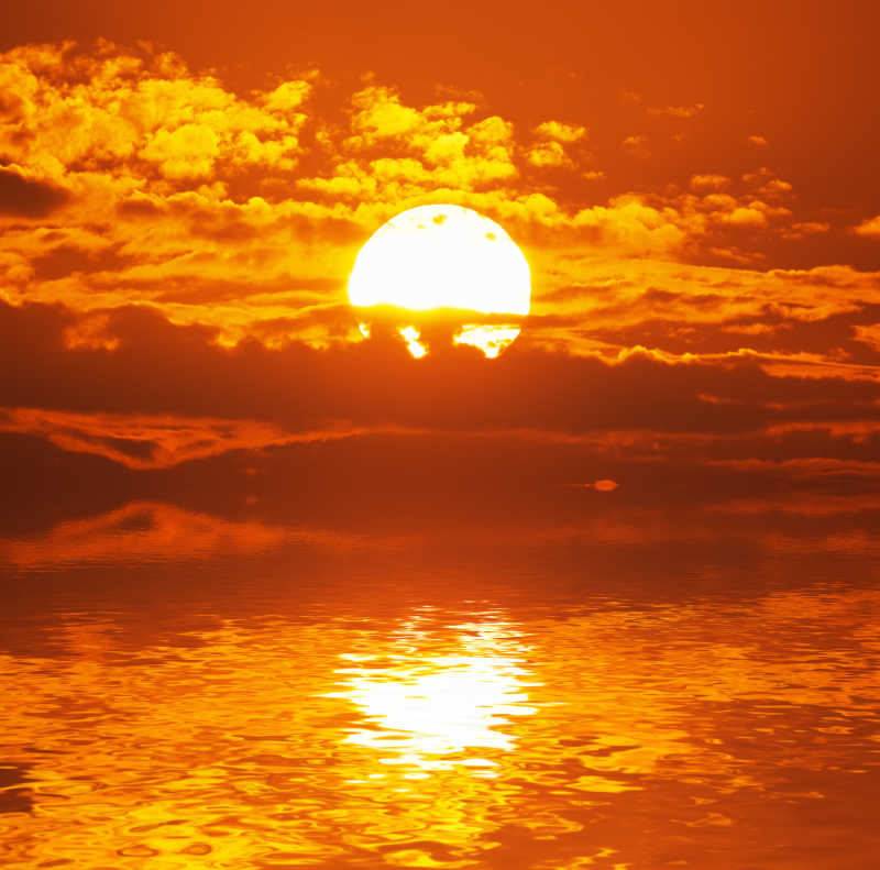 美丽的夕阳照射在湖面上
