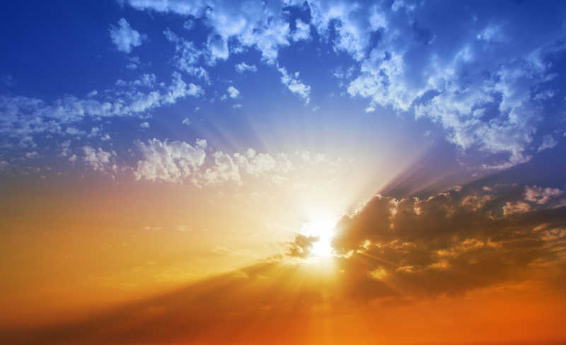 夕阳穿透云彩美丽的天空