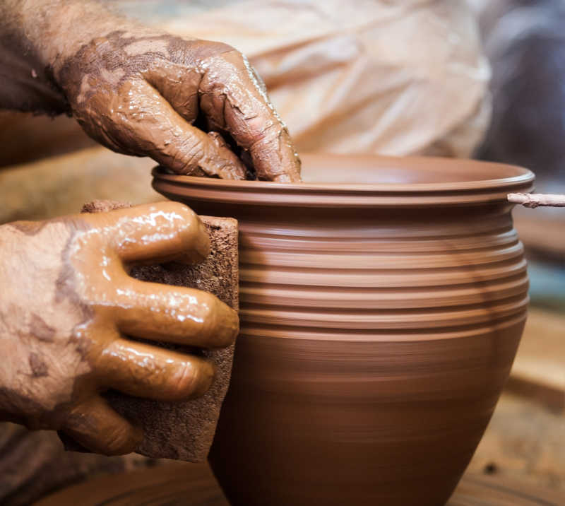 陶工用陶土在陶轮上手工制作