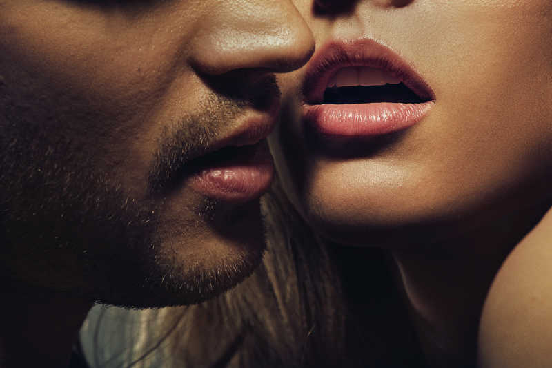 情侣接吻的嘴唇