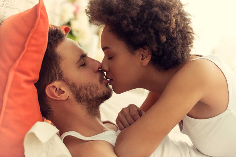 在床上接吻的情侣