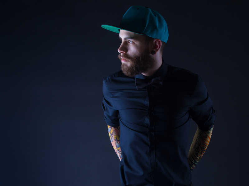 胳膊有纹身的时尚男人