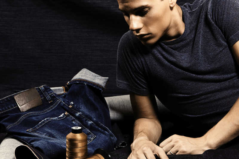 时尚男士和牛仔裤