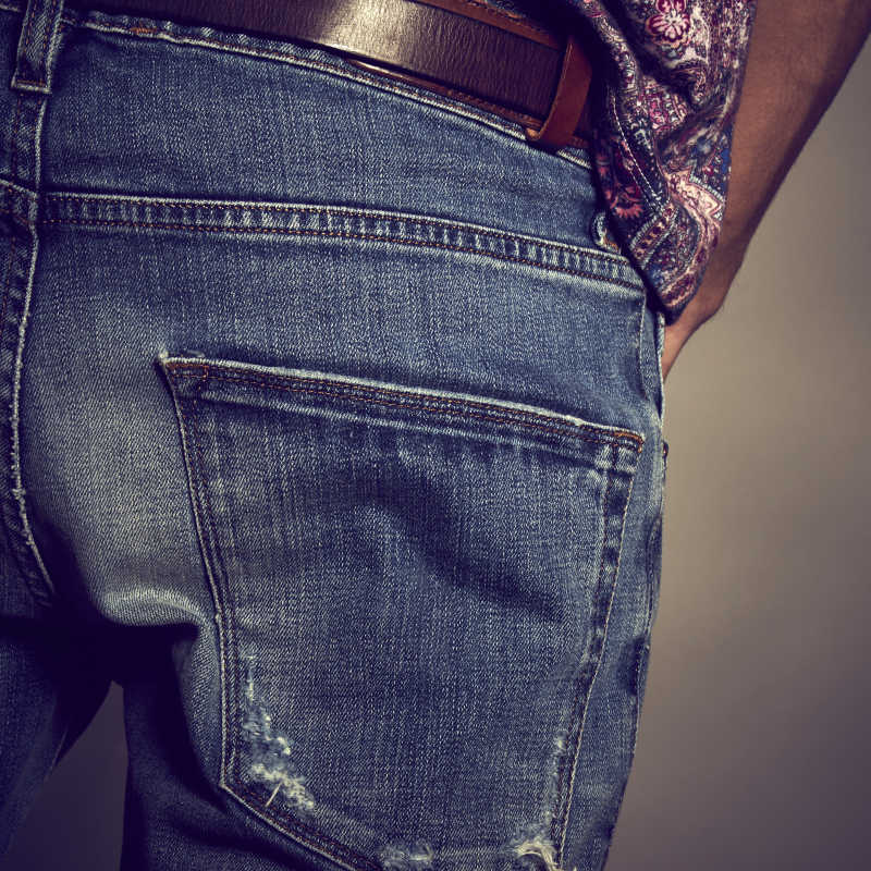 穿牛仔裤的男子背影