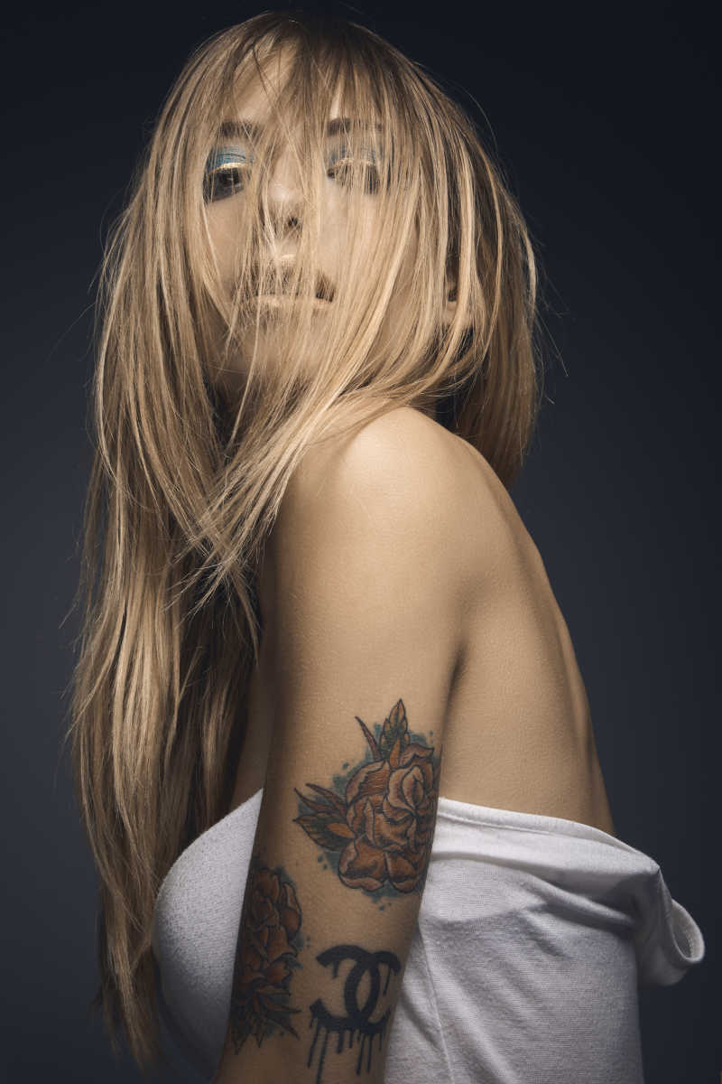 黑色背景下时尚女士写真