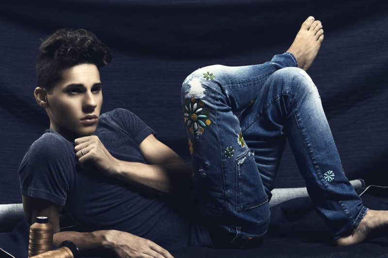 时尚男士展示时装