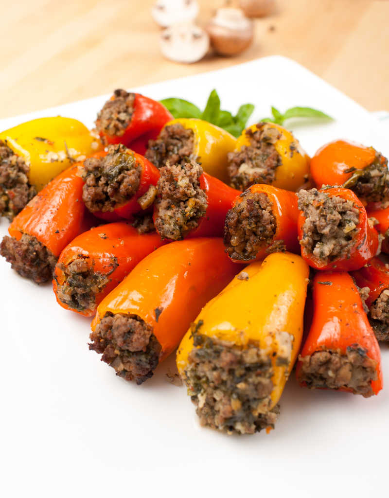 美味的牛肉蔬菜馅迷你甜椒