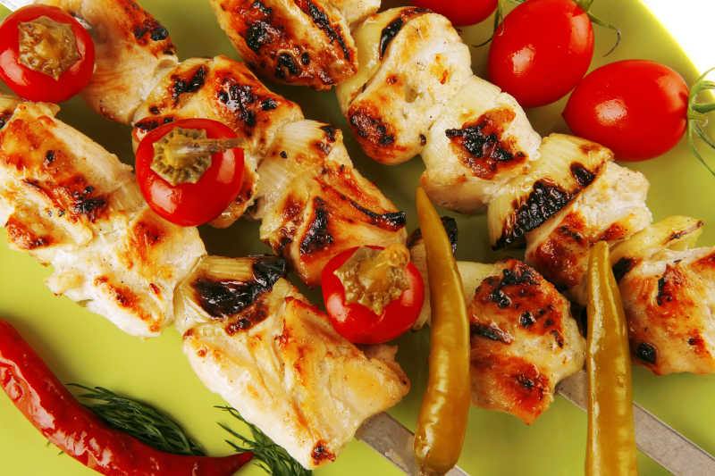 美味的烤鸡串配辣椒西红柿