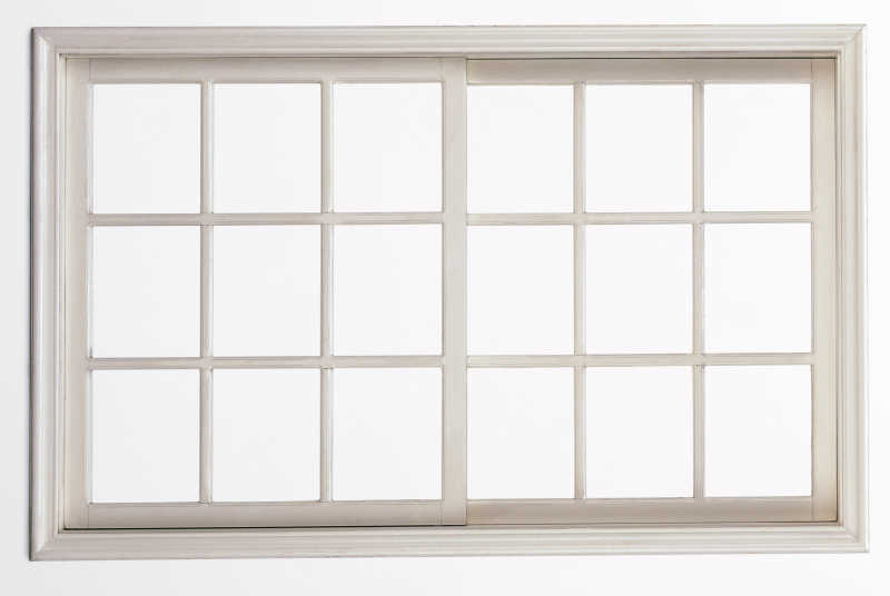 白色背景下的带框架的木窗特写