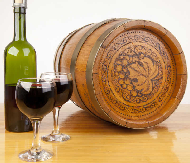 红酒杯玻璃瓶和酒桶特写