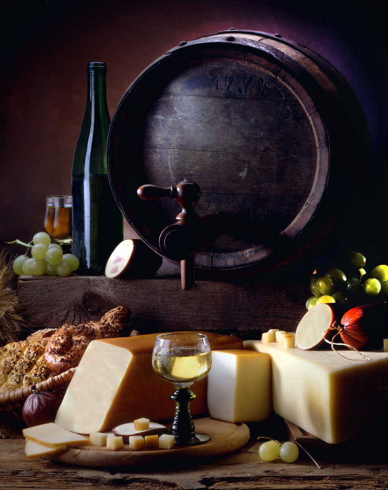 木桶葡萄酒瓶与葡萄酒和奶酪特写