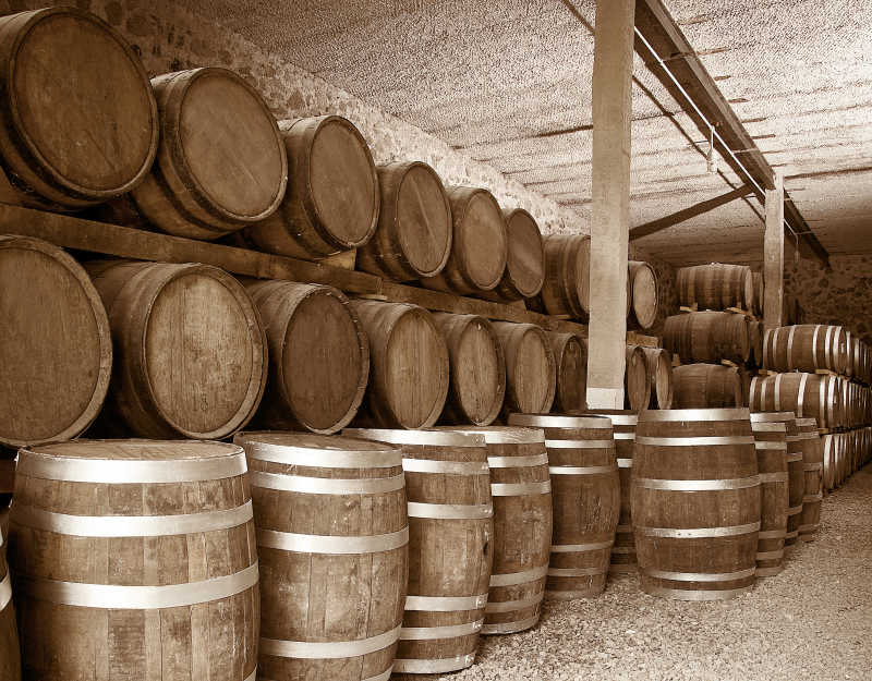 酒桶堆放在酒窖的老酒窖里