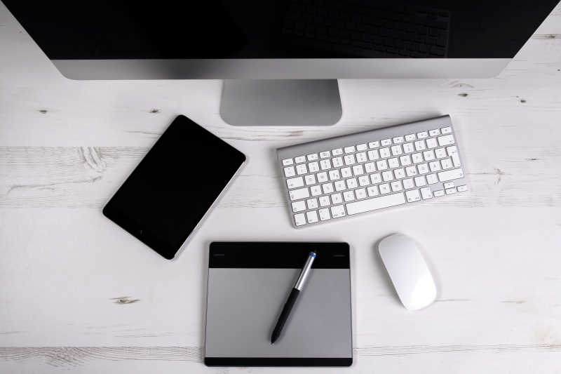 办公桌上的各种电子科技产品