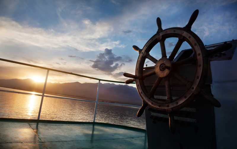 日落下湖船木轮