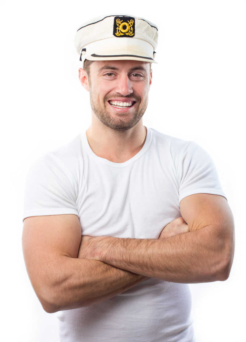 一个戴着船长帽的年轻人