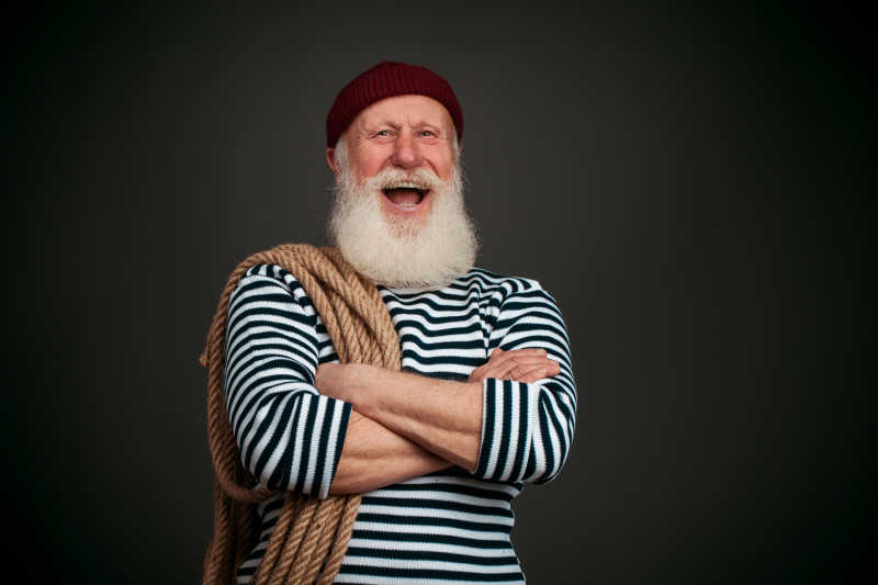 在黑色背景下大笑的水手