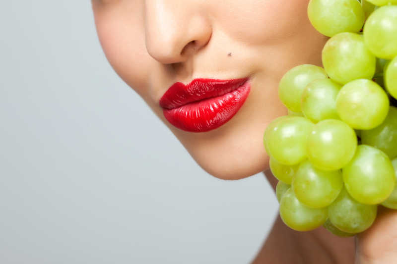 红唇与葡萄