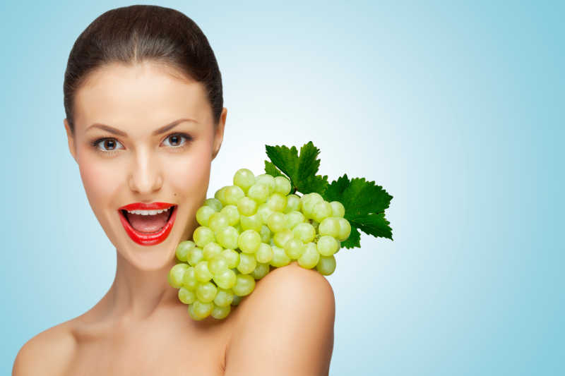 美女肩上有一串葡萄