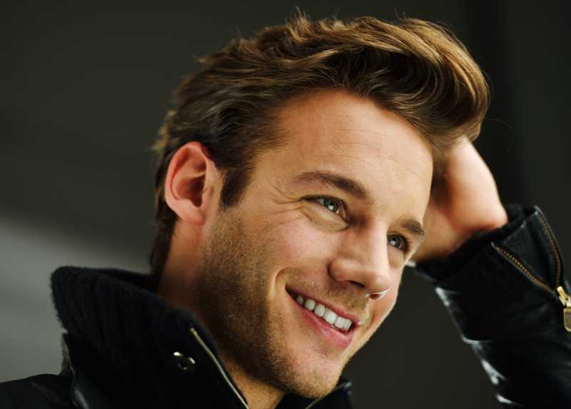 金发的年轻小伙子