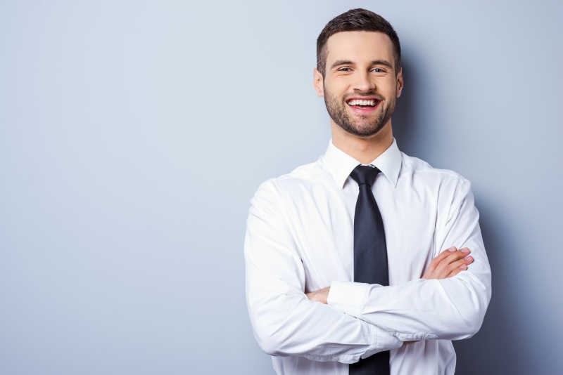 穿着衬衫和领带的英俊青年