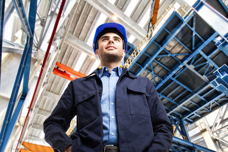 工厂中的男工程师