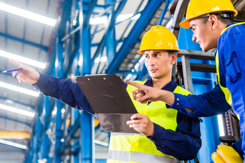 工人和叉车司机