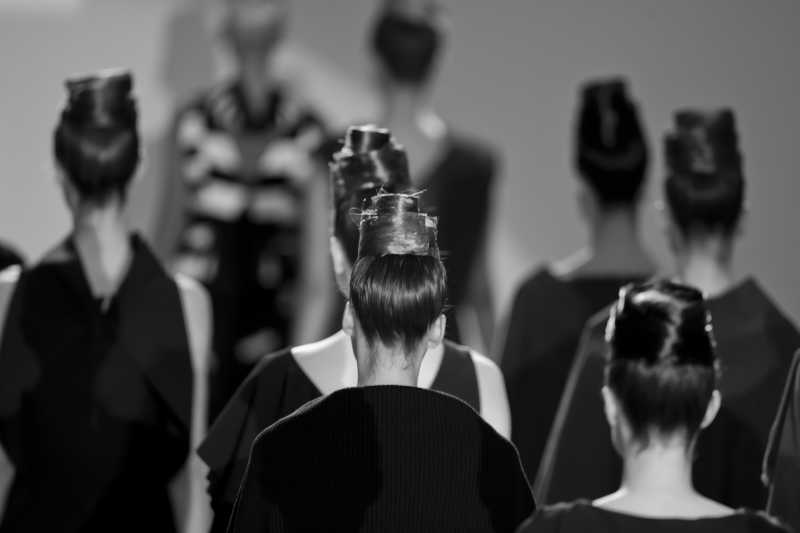 正在参加时装秀的女模特背部特写