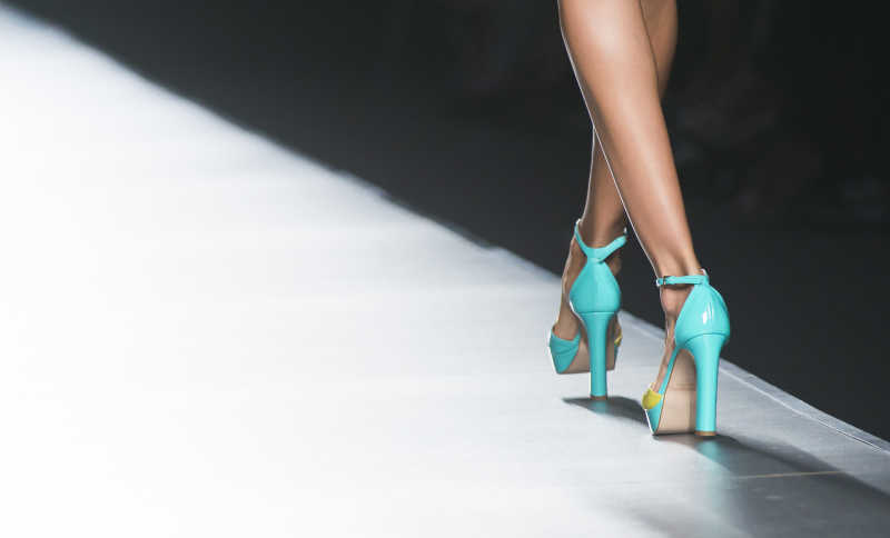 参加走秀的时装模特腿部特写