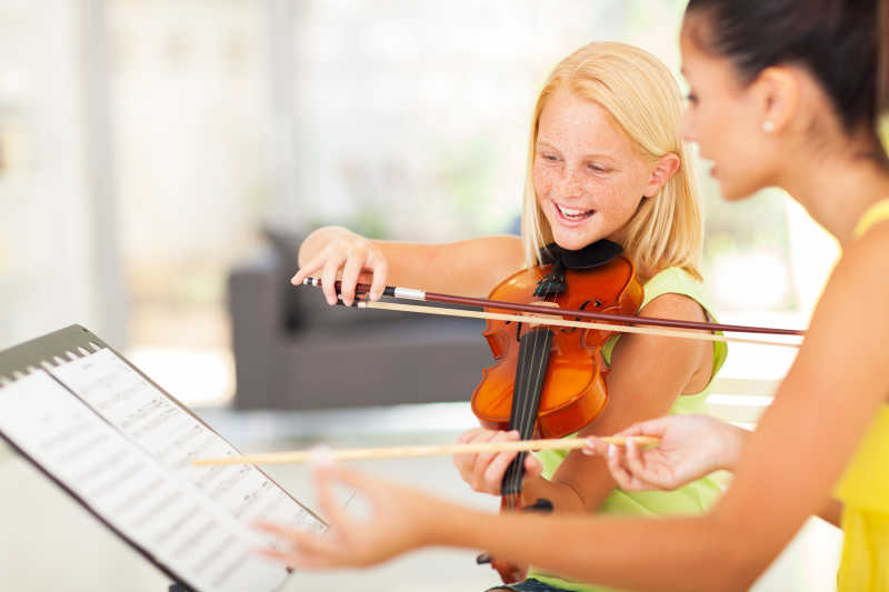 学习小提琴的小女孩