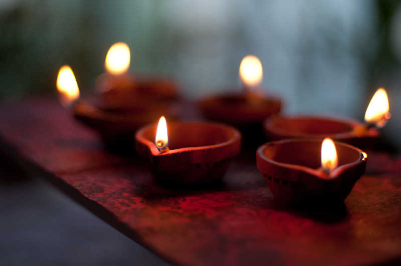 传统的排灯节点燃的蜡烛