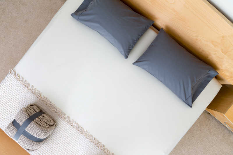 木制床头白色床单黑色枕头