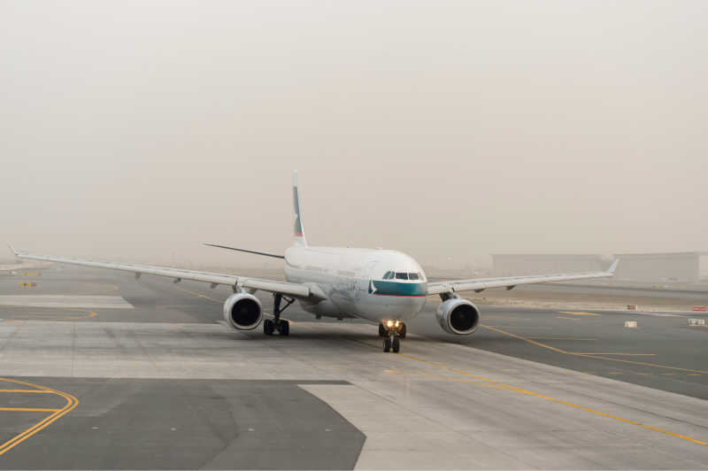 机场跑道上的飞机