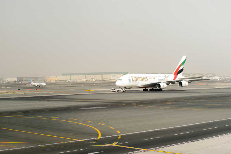 机场跑道上停留的飞机